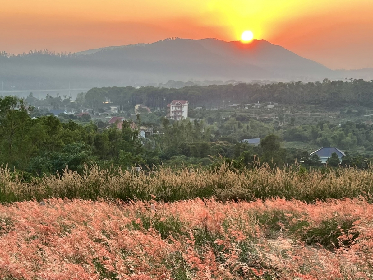 Ông Tò khuất núi