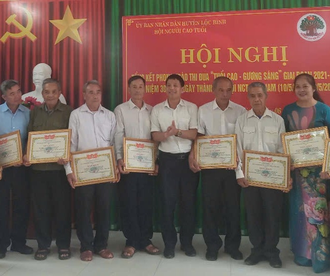 Người cao tuổi  tích cực xây dựng quê hương ngày càng giàu đẹp, văn minh