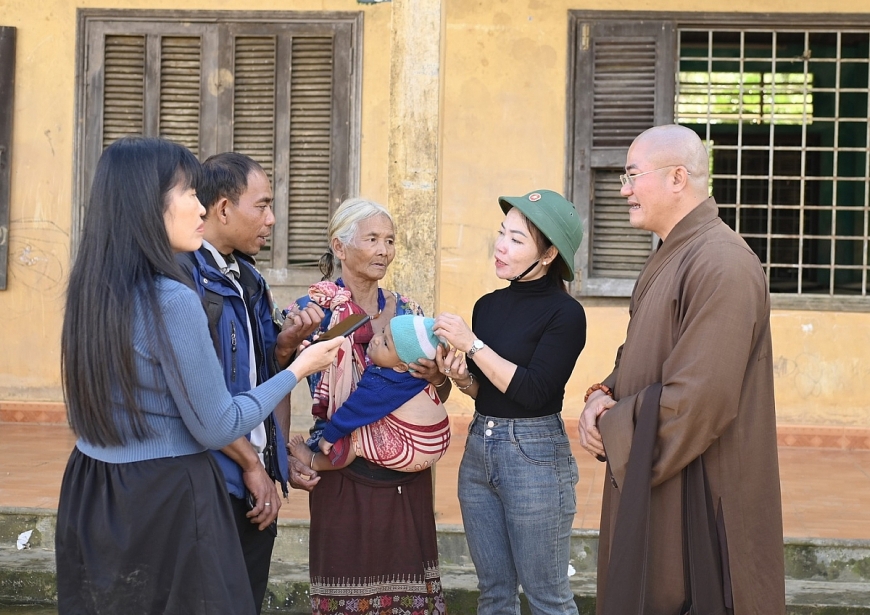 Đại đức Thích Tâm Phương thường xuyên quan tâm, thăm hỏi bà con khó khăn trên địa bàn.