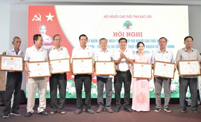 Lãnh đạo tỉnh Bạc Liêu trao Bằng khen cho 8 tập thể và 12 cá nhân có thành tích xuất sắc trong thực hiện Đề án