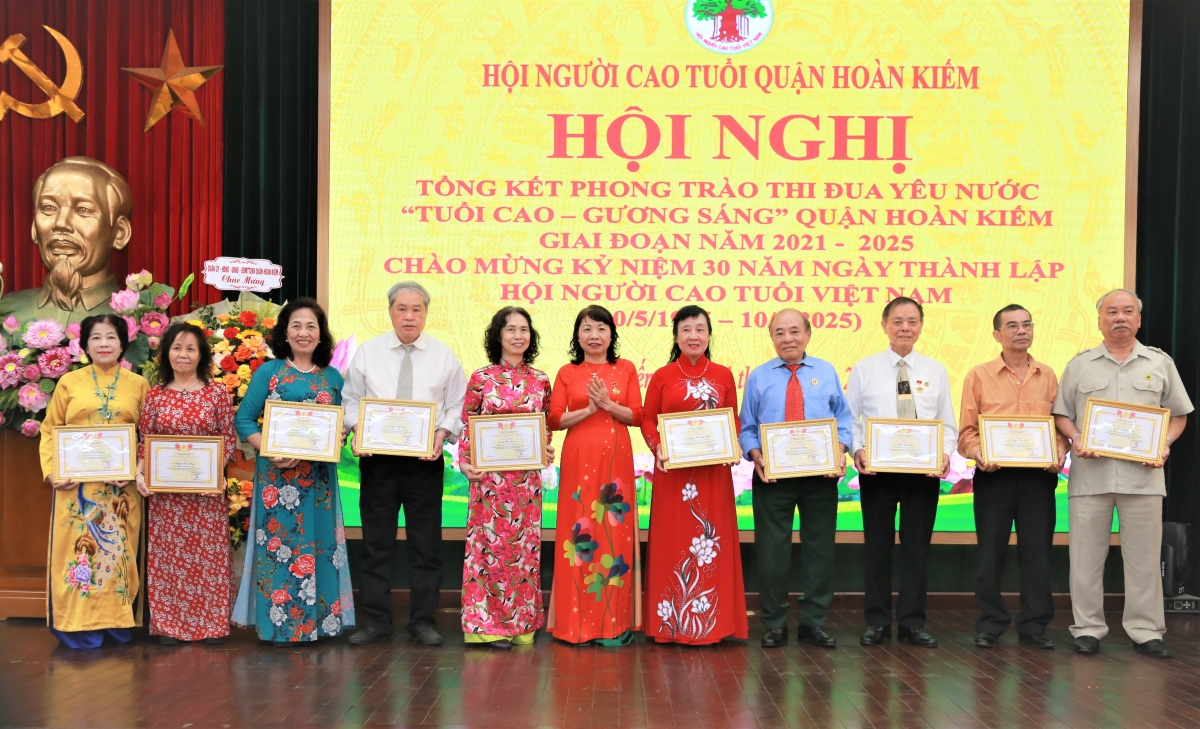 Trao Giấy khen của Hội NCT quận Hoàn Kiếm cho các tập thể, cá nhân xuất sắc