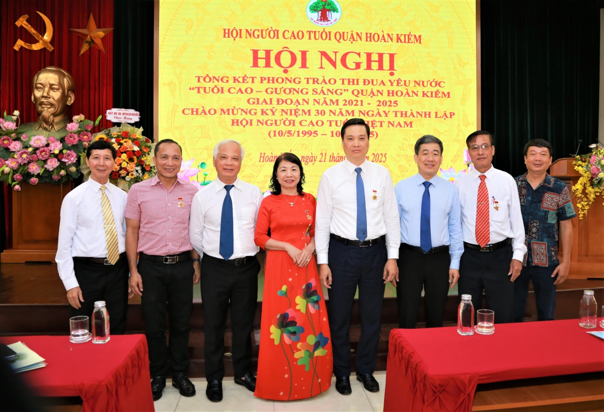 Các đại biểu chụp ảnh lưu niệm