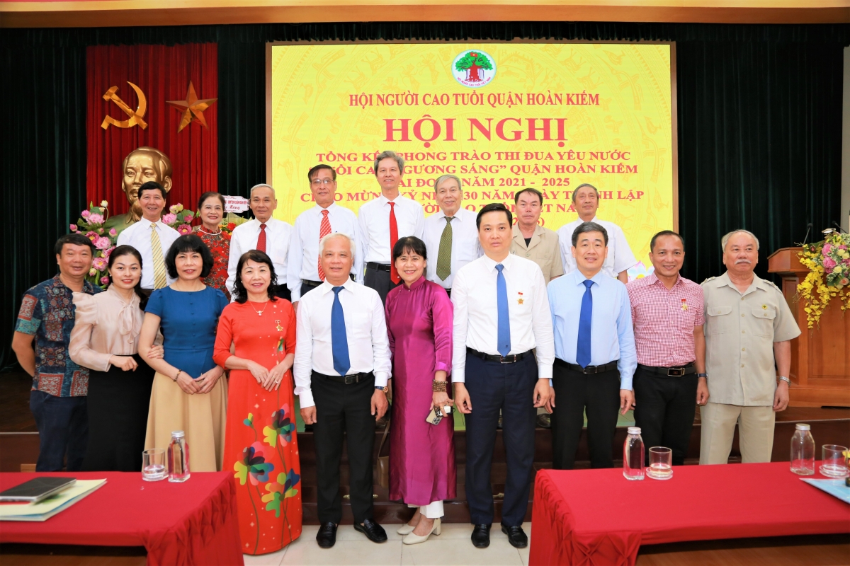 Các đại biểu chụp ảnh lưu niệm