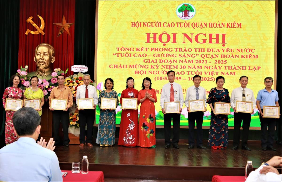 Trao Giấy khen của Hội NCT quận Hoàn Kiếm cho các tập thể, cá nhân xuất sắc