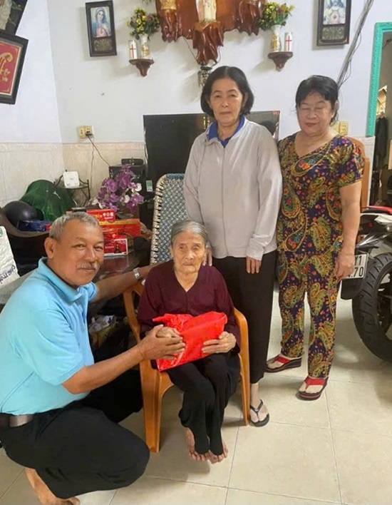 Ông Trần Văn Đấu cùng Chi hội NCT trên địa bàn xã Tân Hiệp thăm hỏi và tặng NCT có hoàn cảnh khó khăn