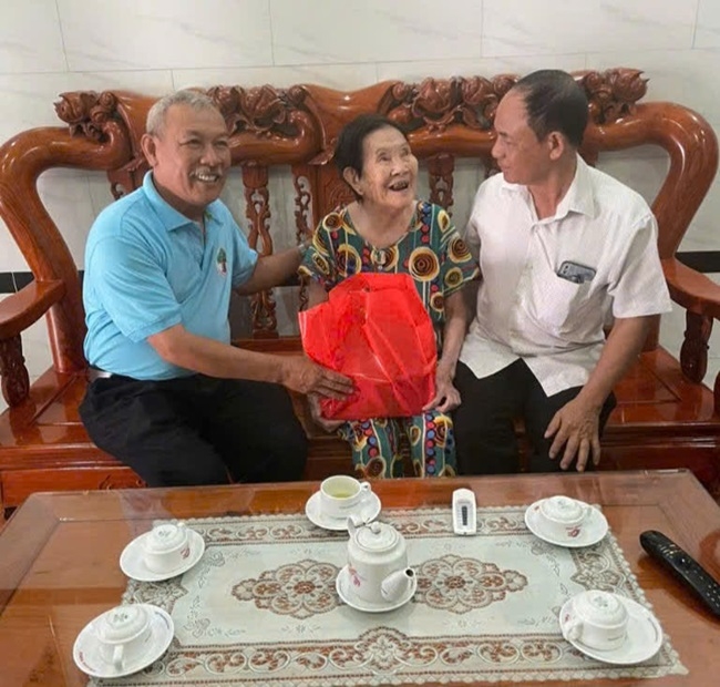 Ông Trần Văn Đấu cùng Chi hội NCT trên địa bàn xã Tân Hiệp thăm hỏi và tặng quà NCT có hoàn cảnh khó khăn