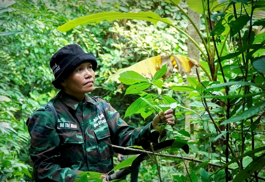 Chị Hồ Thị Men. Chị Hồ Thị Men và chị Hồ Thị Thế tuần tra bảo vệ rừng.