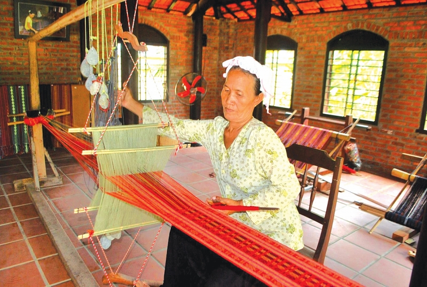 Phụ nữ Chăm đang dệt thổ cẩm.