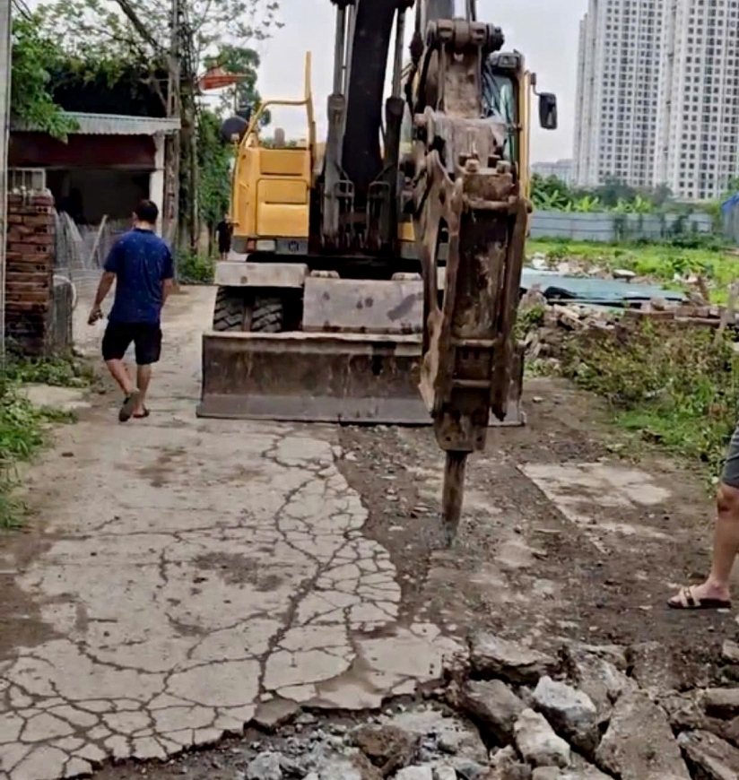 Công ty Vigeba cho người đào bới đường dân sinh, hủy hoại đường đi.