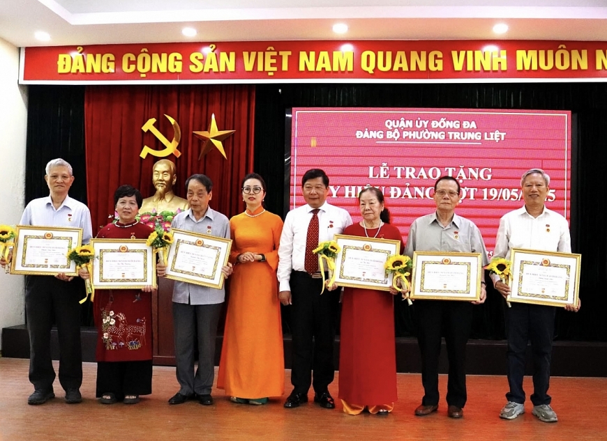 Ông Đặng Đình Phú (thứ nhất bên phải) nhận Huy hiệu 50 năm tuổi Đảng