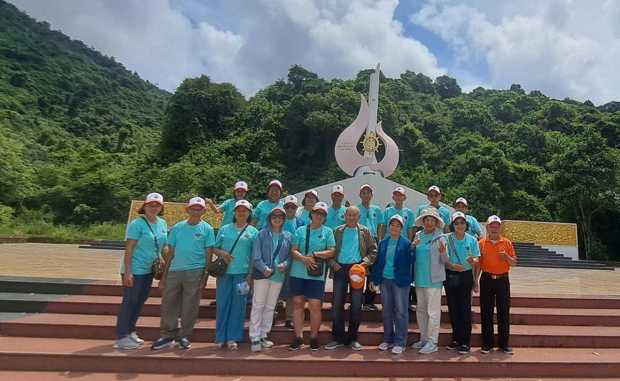 Tác giả cùng đoàn học sinh thăm di tích Núi Nhạn