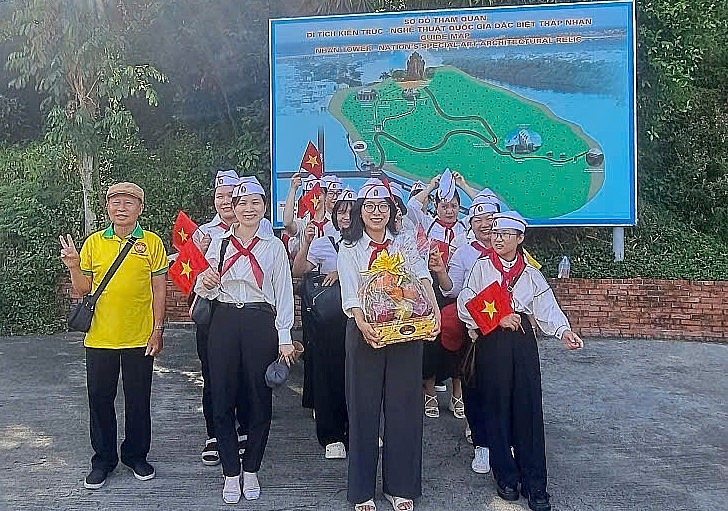 Ảnh:  - Tác giả cùng đoàn học sinh thăm di tích Núi Nhạn