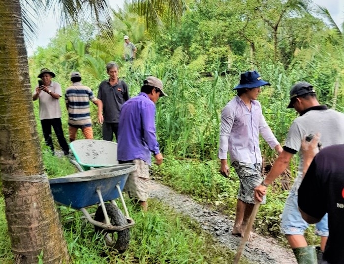 Nhiều NCT xã Thạnh Trị góp công, góp của làm đường giao thông liên ấp