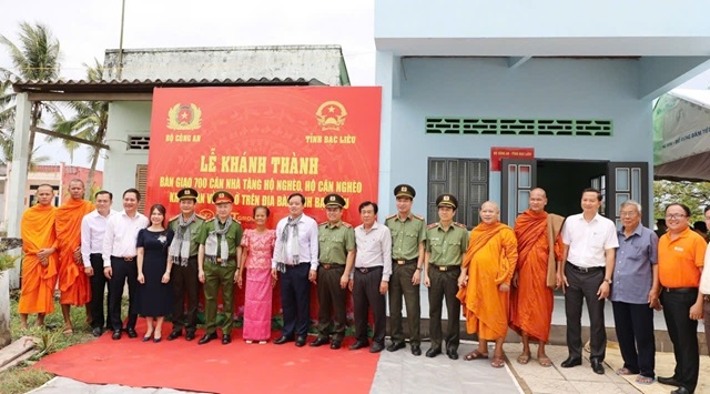 Lãnh đạo Bộ Công an và tỉnh Bạc Liêu thực hiện nghi thức khánh thành, bàn giao nhà ở cho các hộ nghèo ở huyện Vĩnh Lợi