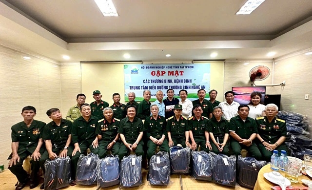  Những phần quà đầy ý nghĩa động viên tinh thần tới các thương, bệnh binh người cao tuổi Nghệ An tại buổi gặp mặt