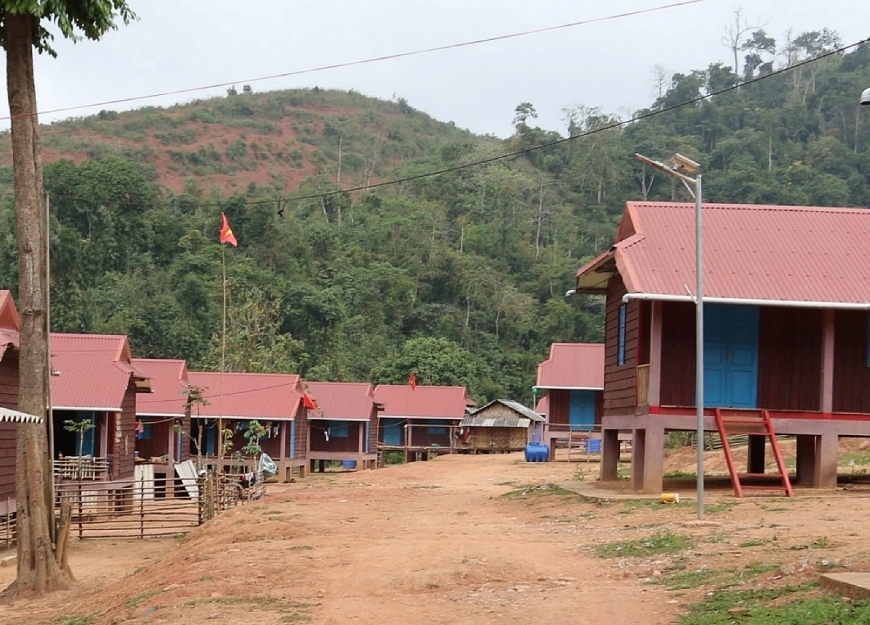 Điện đường trường trạm đã giúp đồng bào phát triển kinh tế.