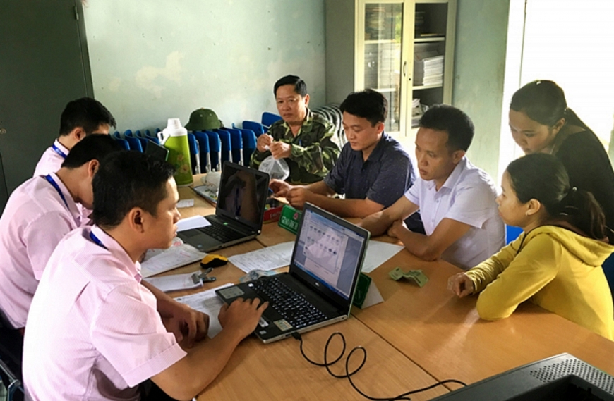 Điện đường trường trạm đã giúp đồng bào phát triển kinh tế. -Đồng bào A Rem làm thủ tục vay vốn tại Điểm giao dịch xã.