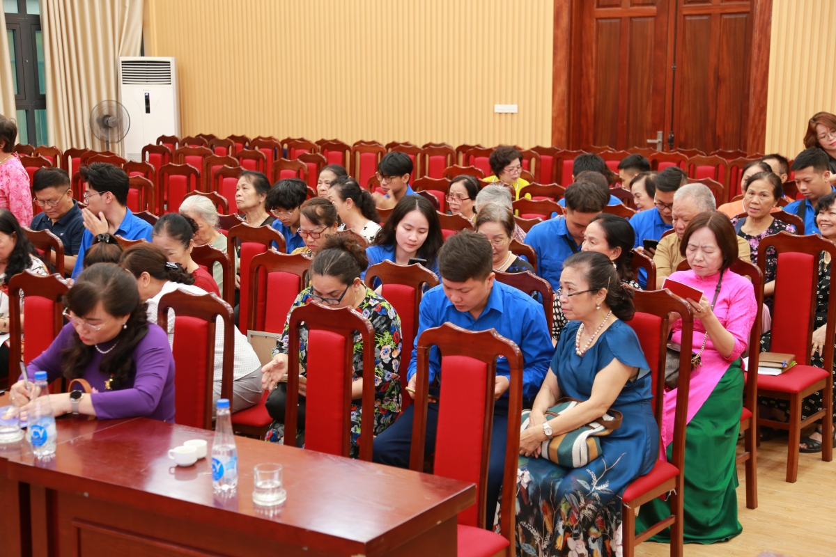 Người cao tuổi quận Tây Hồ đi tiên phong “bình dân học vụ số”