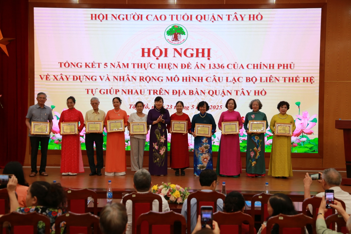 Người cao tuổi quận Tây Hồ đi tiên phong “bình dân học vụ số”