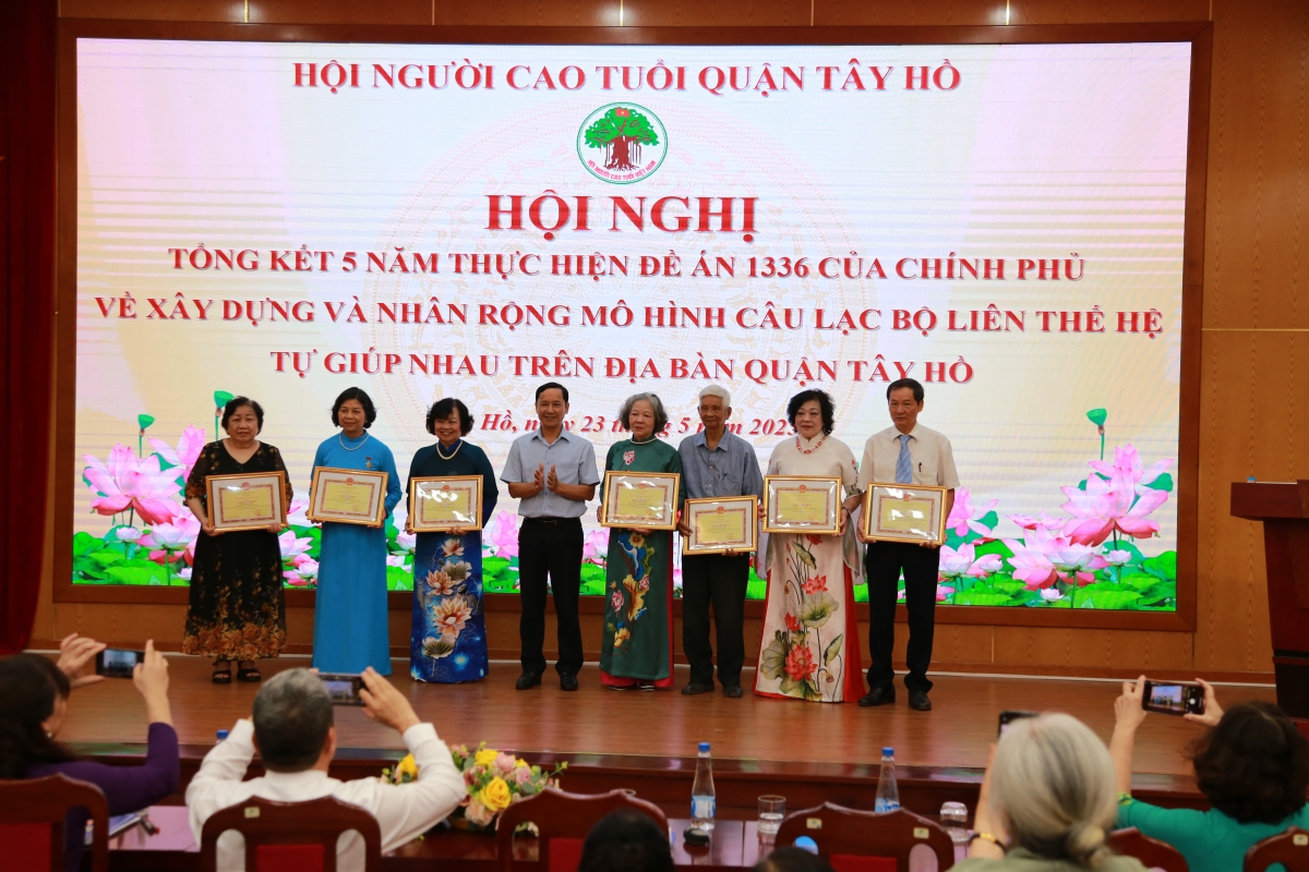 Người cao tuổi quận Tây Hồ đi tiên phong “bình dân học vụ số”