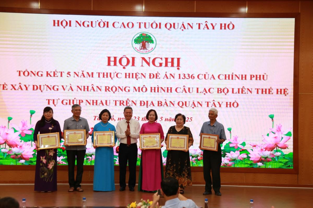 Người cao tuổi quận Tây Hồ đi tiên phong “bình dân học vụ số”
