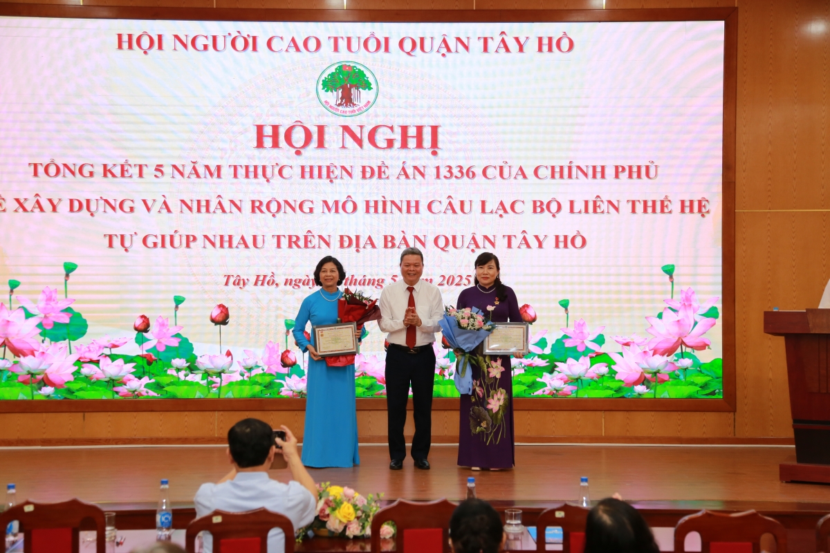 Trao Kỉ niệm chương vì sự nghiệp bảo vệ, chăm sóc, phát huy vai trò NCT cho các cá nhân có nhiều đóng góp (1)