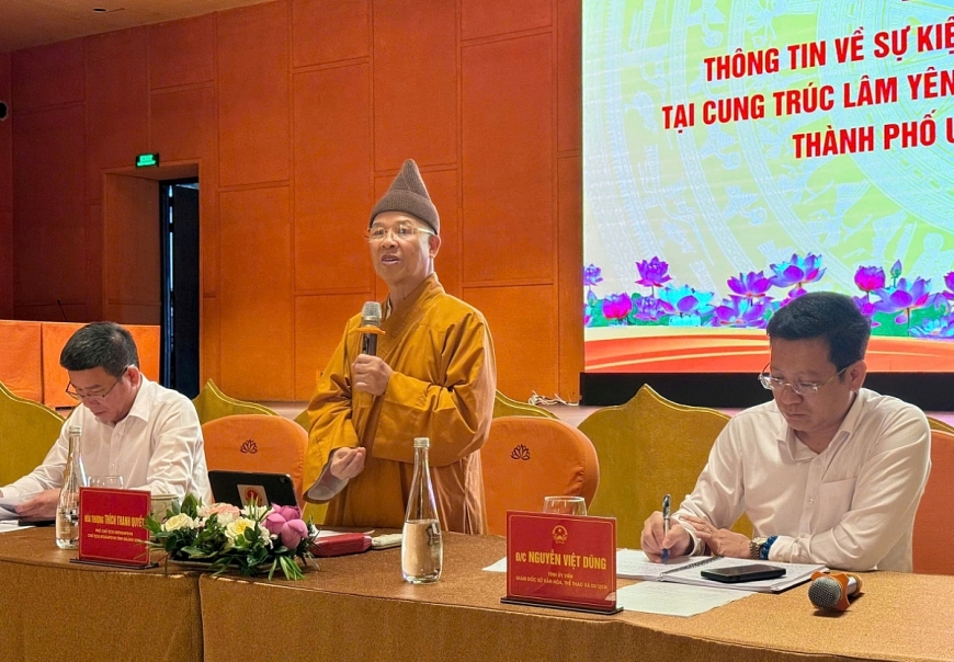 Hòa thượng Thích Thanh Quyết, Phó Chủ tịch Hội đồng trị sự Giáo hội Phật giáo Việt Nam, Trưởng Ban Trị sự Giáo hội Phật giáo tỉnh Quảng Ninh thông tin và trả lời các câu hỏi của các nhà báo.