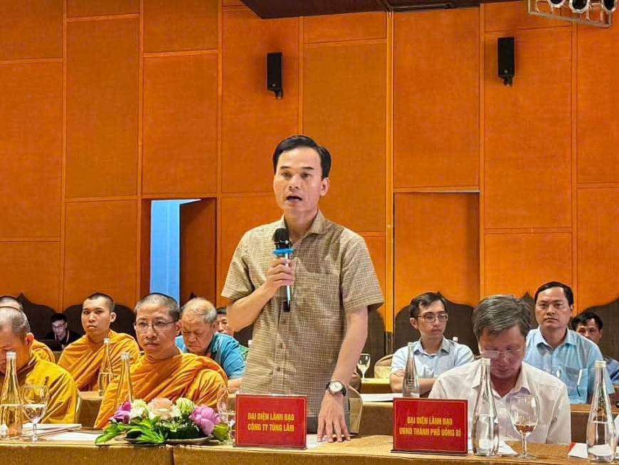 Ông Lê Trọng Thanh, Phó Tổng Giám đốc Công ty CP phát triển Tùng Lâm thông tin đến các cơ quan báo chí về công tác phục vụ  trong những ngày diễn ra lễ chiêm bái Xá Lợi Đức Phật tại Yên Tử.