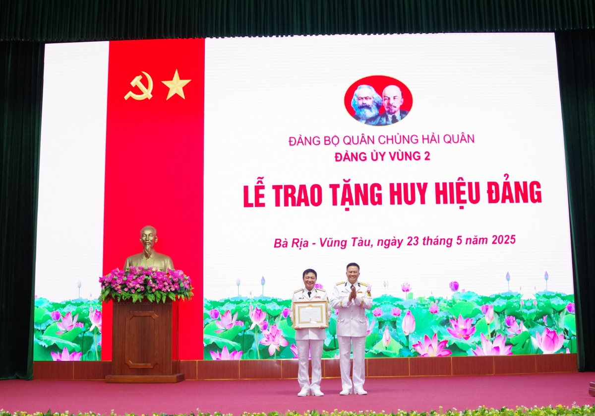 Chuẩn Đô đốc Lê Bá Quân vinh dự đón nhận Huy hiệu 30 năm tuổi Đảng