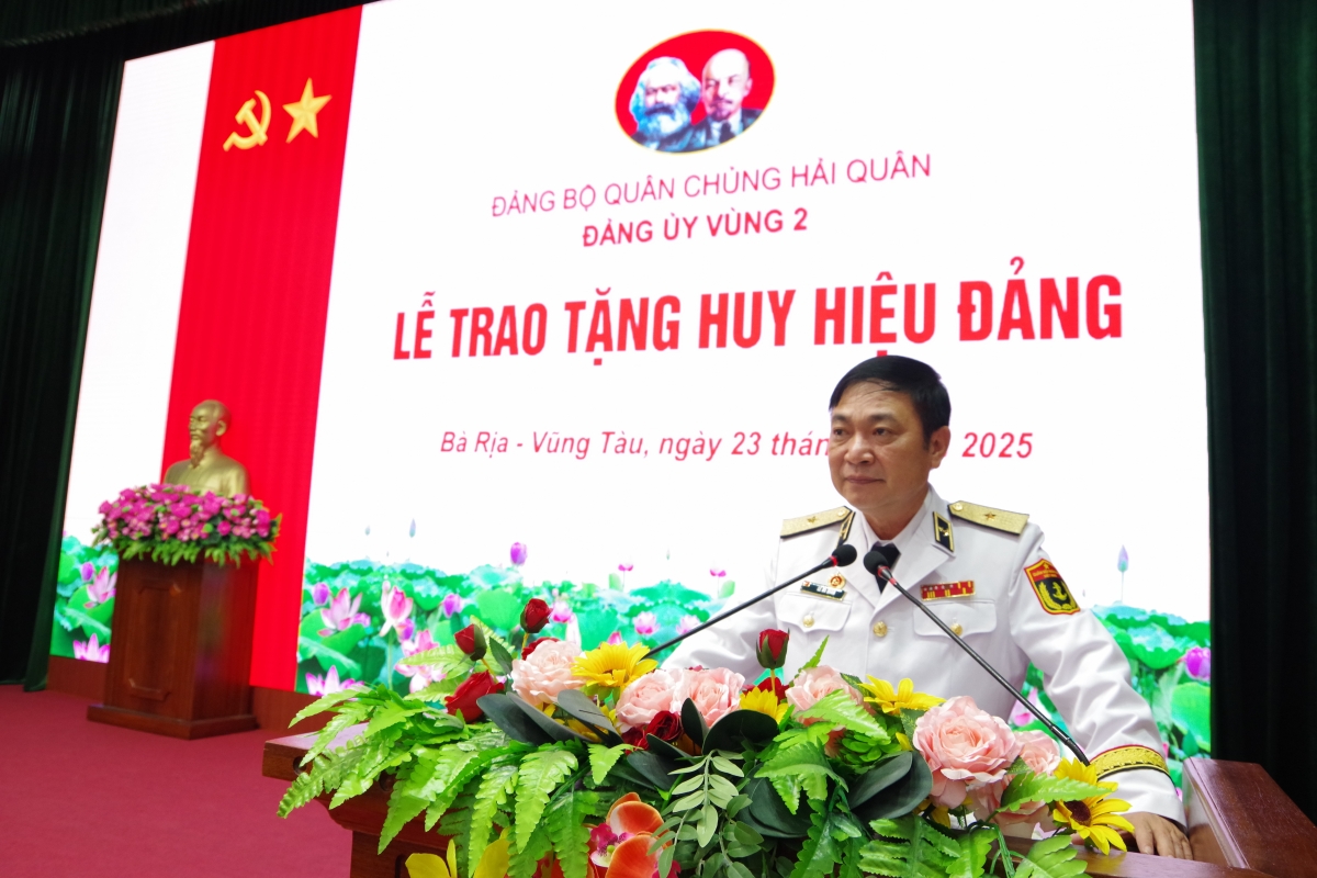 Chuẩn Đô đốc Lê Bá Quân vinh dự đón nhận Huy hiệu 30 năm tuổi Đảng