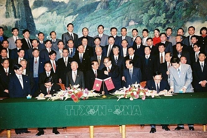 Chủ tịch nước Trần Đức Lương chứng kiến Bộ trưởng Ngoại giao Nguyễn Di Niên và Bộ Trưởng Ngoại giao Trung Quốc Đường Gia Triền ký tuyên bố chung giữa 2 nước trong chuyến thăm hữu nghị chính thức CHND Trung Hoa (12/2000). Ảnh: TTXVN