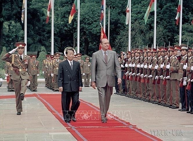 Chủ tịch nước Trần Đức Lương chủ trì Lễ đón Tổng thống Pháp Jacques Chirac thăm chính thức Việt Nam và dự Hội nghị Cấp cao Diễn đàn Á - Âu lần thứ 5 (ASEM 5), từ ngày 6 - 8/10/2004. Ảnh: Nguyễn Khang/TTXVN