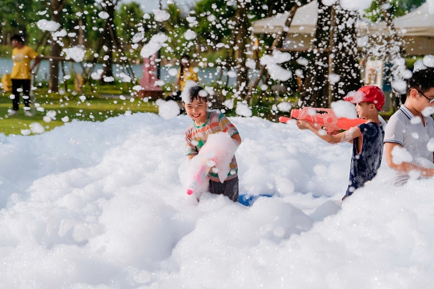 Trẻ giải nhiệt ngày hè với trò chơi “Đại chiến công viên nước”