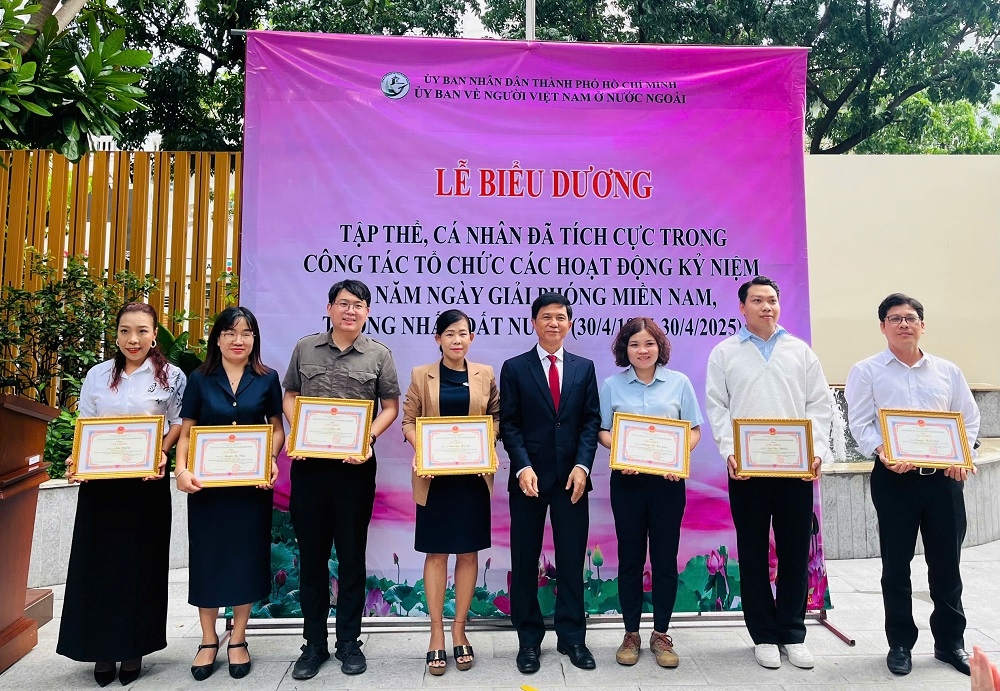 Trao tặng giấy khen cho phóng viên Tạp chí Người cao tuổi