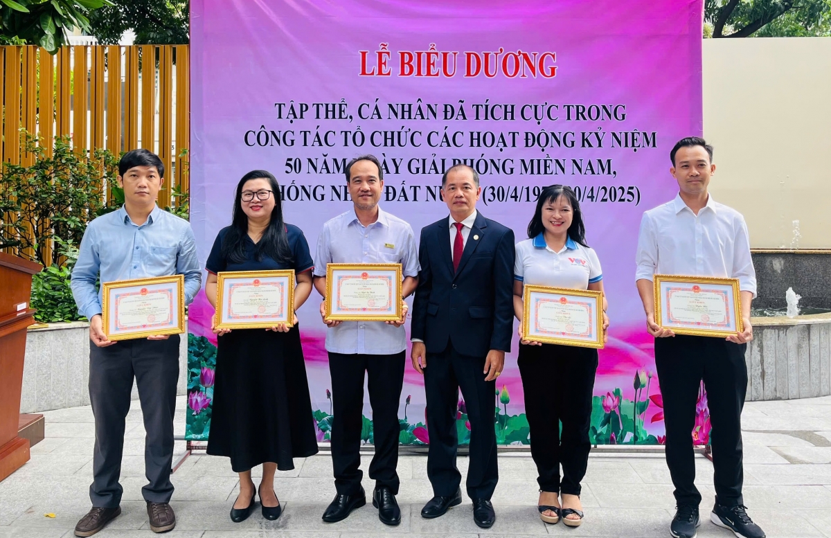 Trao tặng giấy khen cho phóng viên Tạp chí Người cao tuổi