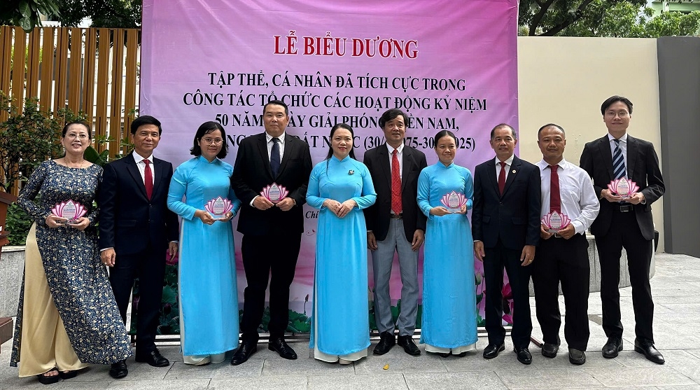 Trao tặng giấy khen cho phóng viên Tạp chí Người cao tuổi