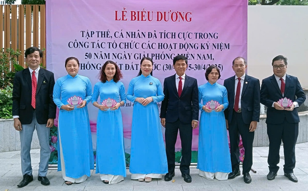 Trao tặng giấy khen cho phóng viên Tạp chí Người cao tuổi