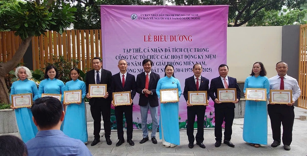 Trao tặng giấy khen cho phóng viên Tạp chí Người cao tuổi