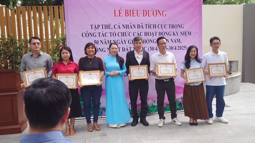 Trao tặng giấy khen cho phóng viên Tạp chí Người cao tuổi