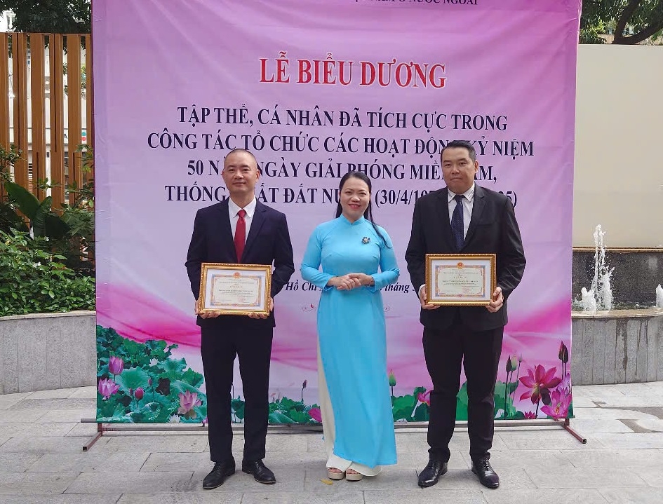 Trao tặng giấy khen cho phóng viên Tạp chí Người cao tuổi