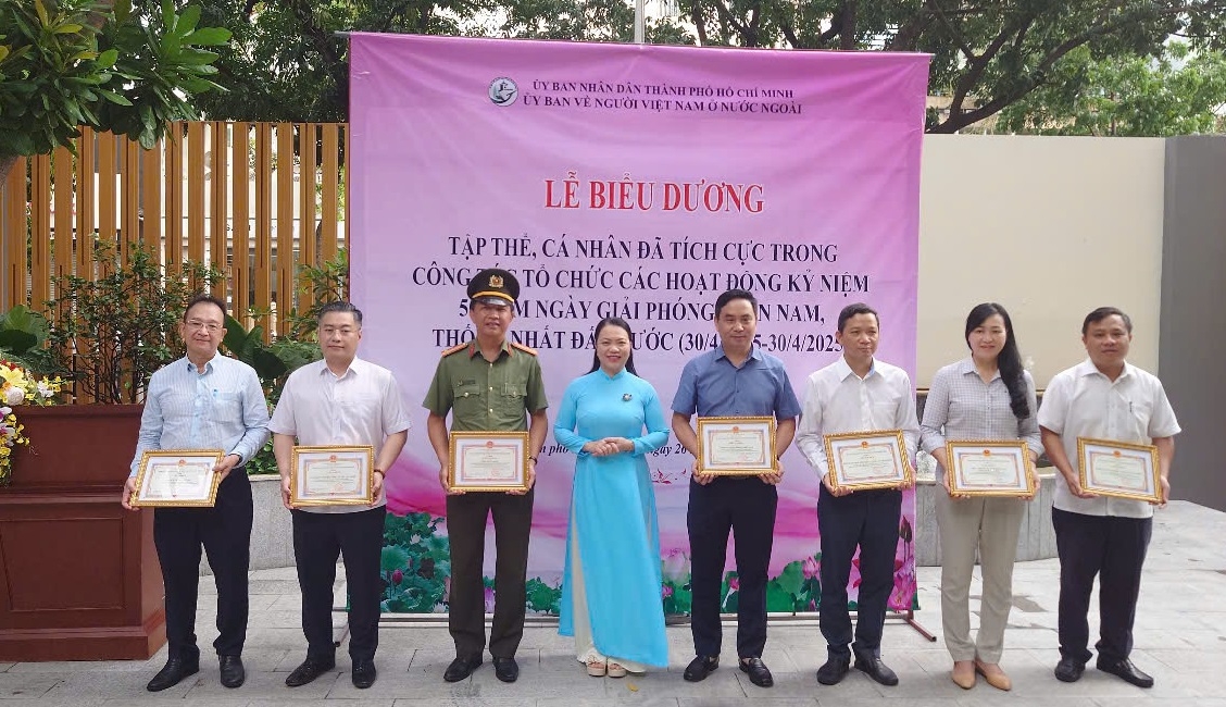 Trao tặng giấy khen cho phóng viên Tạp chí Người cao tuổi