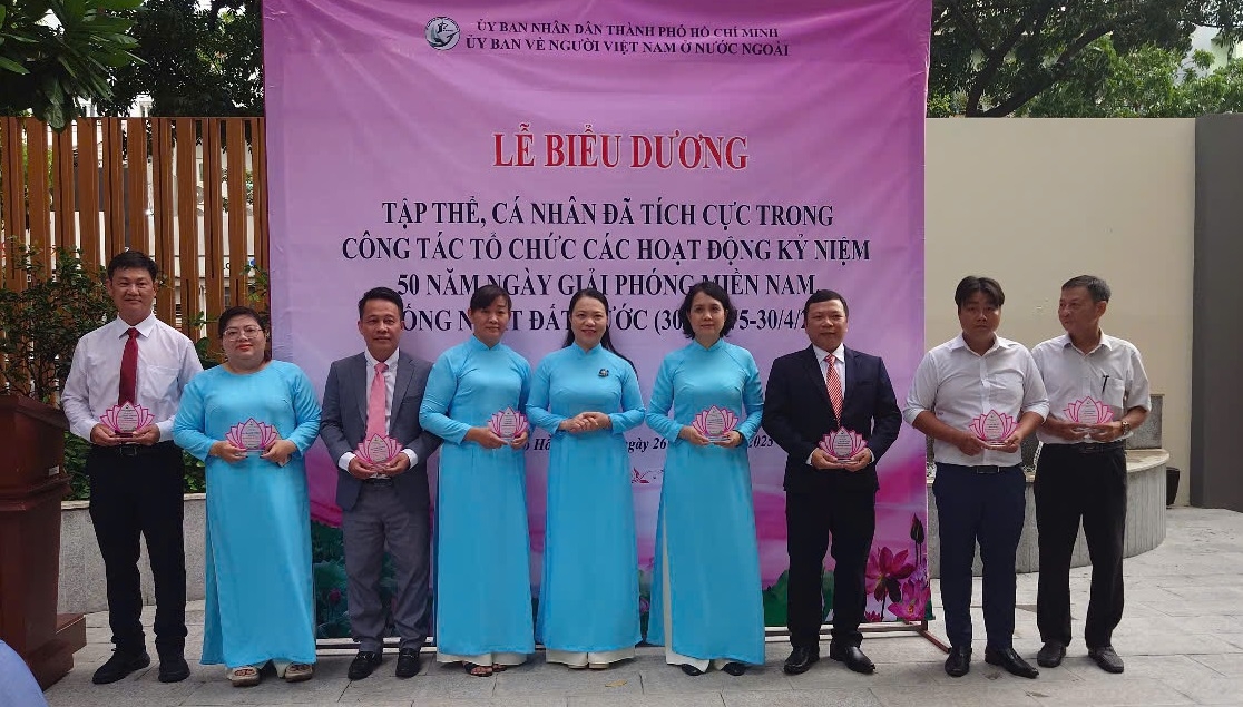 Trao tặng giấy khen cho phóng viên Tạp chí Người cao tuổi