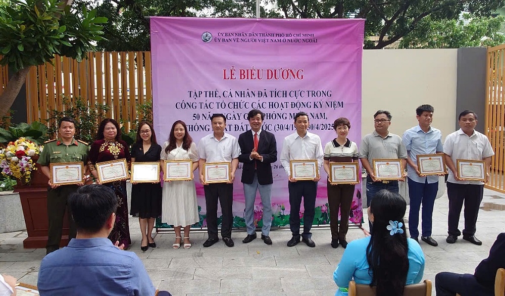 Trao tặng giấy khen cho phóng viên Tạp chí Người cao tuổi