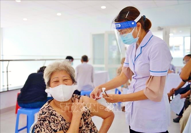 Những mũi tiêm vaccine kịp thời để phòng chống COVID-19 mang lại niềm hạnh phúc cho người cao tuổi.