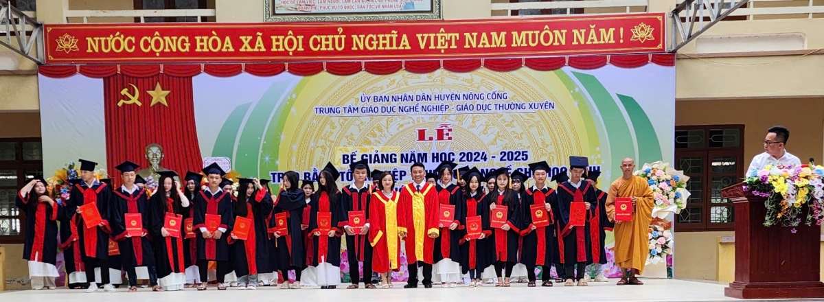 Bế giảng năm học 2024- 2025, trao bằng tốt nghiệp Trung cấp nghề cho học sinh khóa 2022-2024
