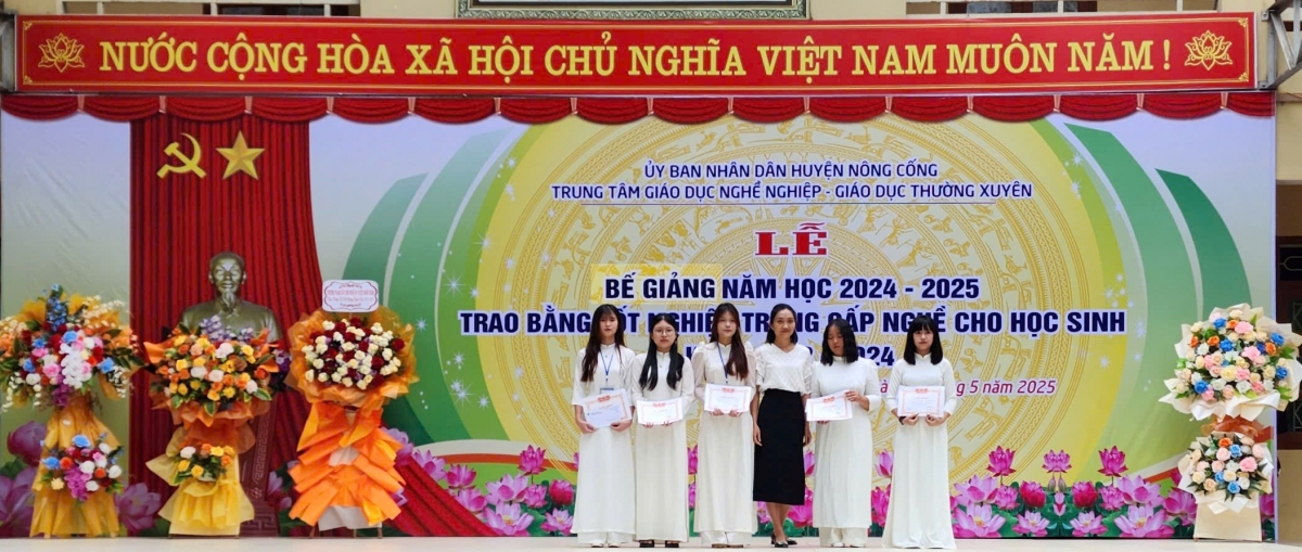 Bế giảng năm học 2024- 2025, trao bằng tốt nghiệp Trung cấp nghề cho học sinh khóa 2022-2024