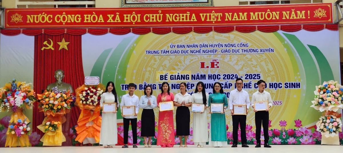Bế giảng năm học 2024- 2025, trao bằng tốt nghiệp Trung cấp nghề cho học sinh khóa 2022-2024