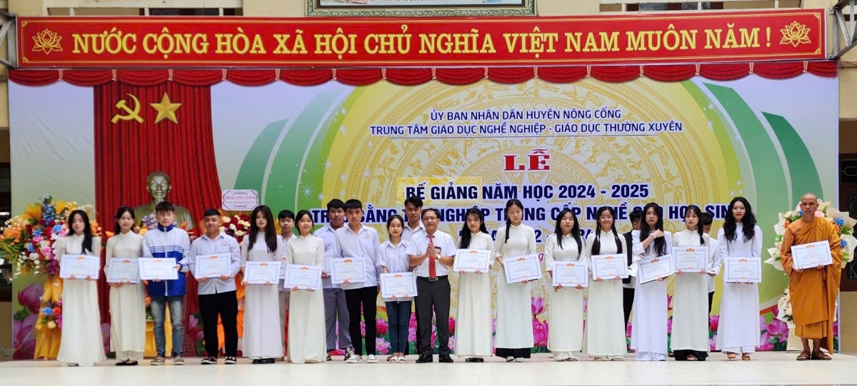 Bế giảng năm học 2024- 2025, trao bằng tốt nghiệp Trung cấp nghề cho học sinh khóa 2022-2024