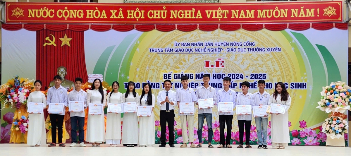 Bế giảng năm học 2024- 2025, trao bằng tốt nghiệp Trung cấp nghề cho học sinh khóa 2022-2024