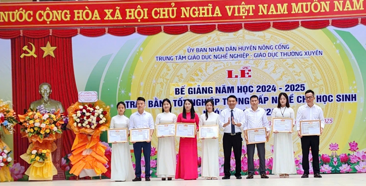 Bế giảng năm học 2024- 2025, trao bằng tốt nghiệp Trung cấp nghề cho học sinh khóa 2022-2024